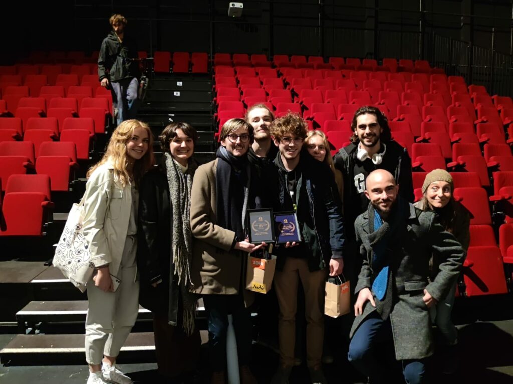 Photo de l'équipe Obelus Production en possession du prix de la meilleure réalisation et du 2nd meilleur film, lors de la remise des prix du 48 Hours Film Project au Pôle Pixel le 1er Décembre 2022